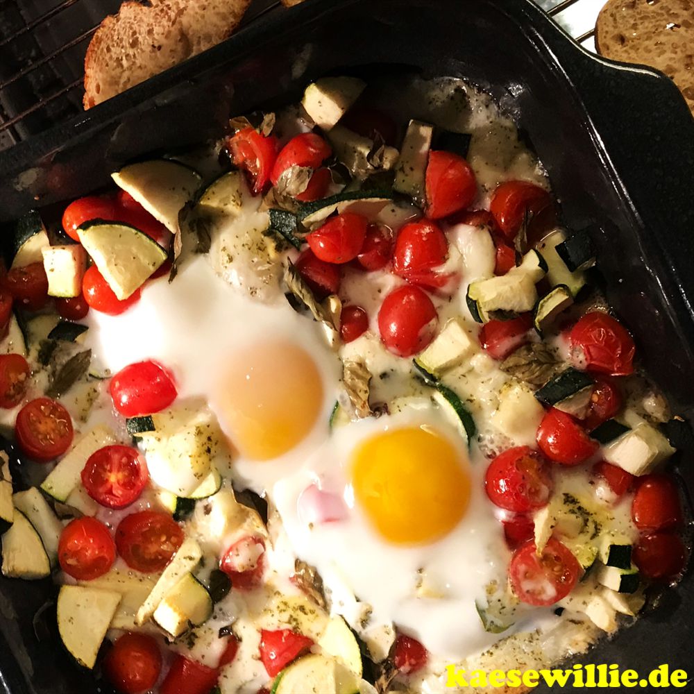 Gebackener Tomaten-Zucchini-Feta mit Ei