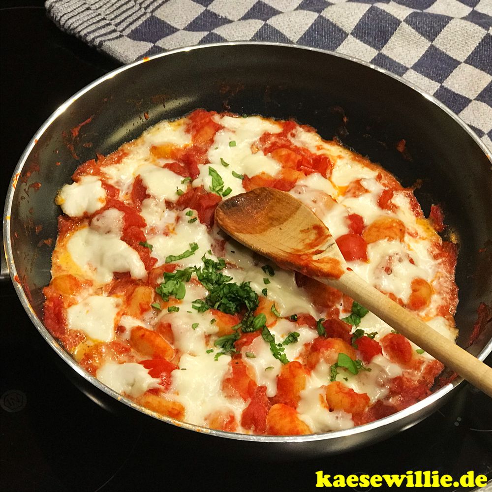 Gnocchi mit Tomatensoe und Bffelmozzarella