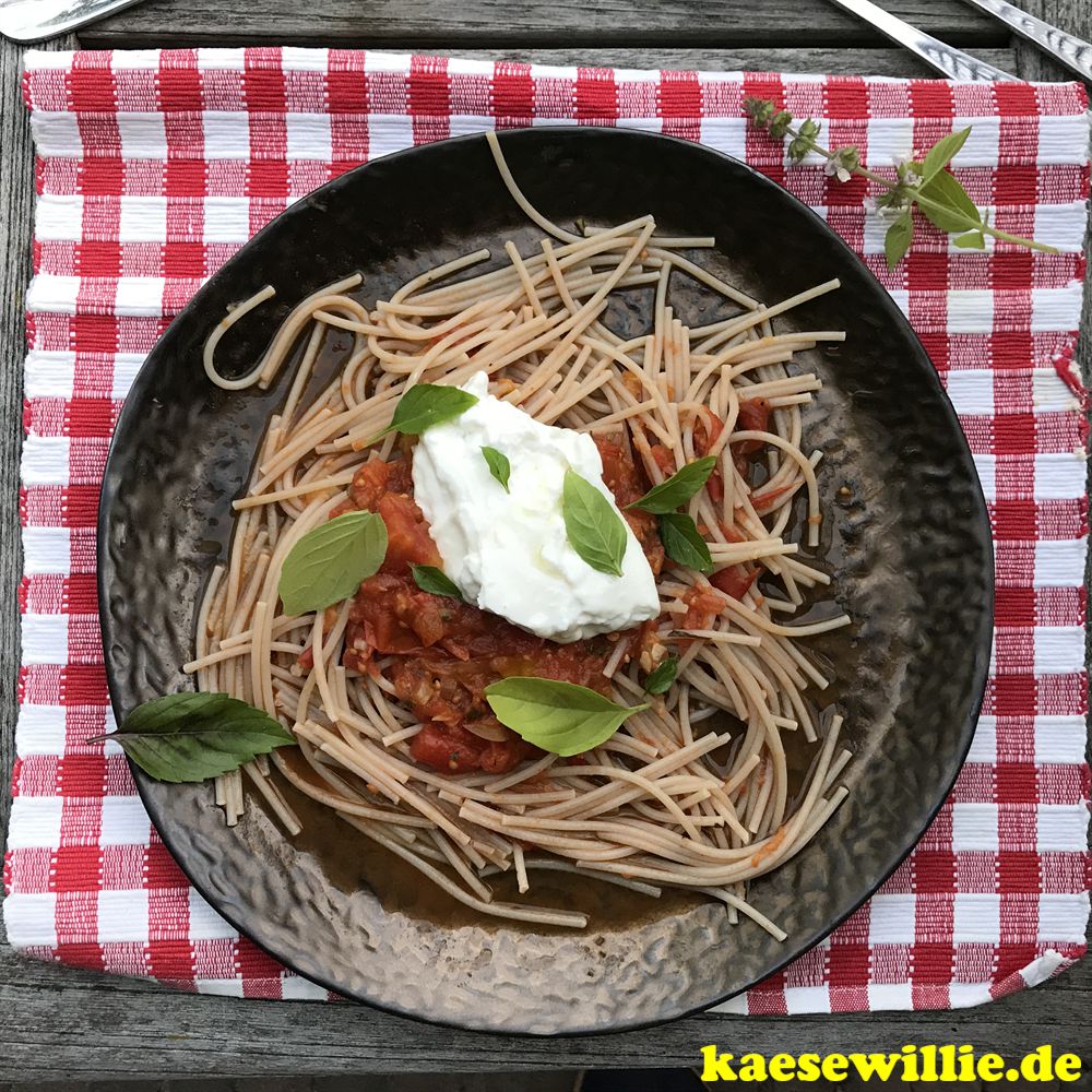 Spaghetti mit Fenchel-Cherrytomatensauce und Burrata