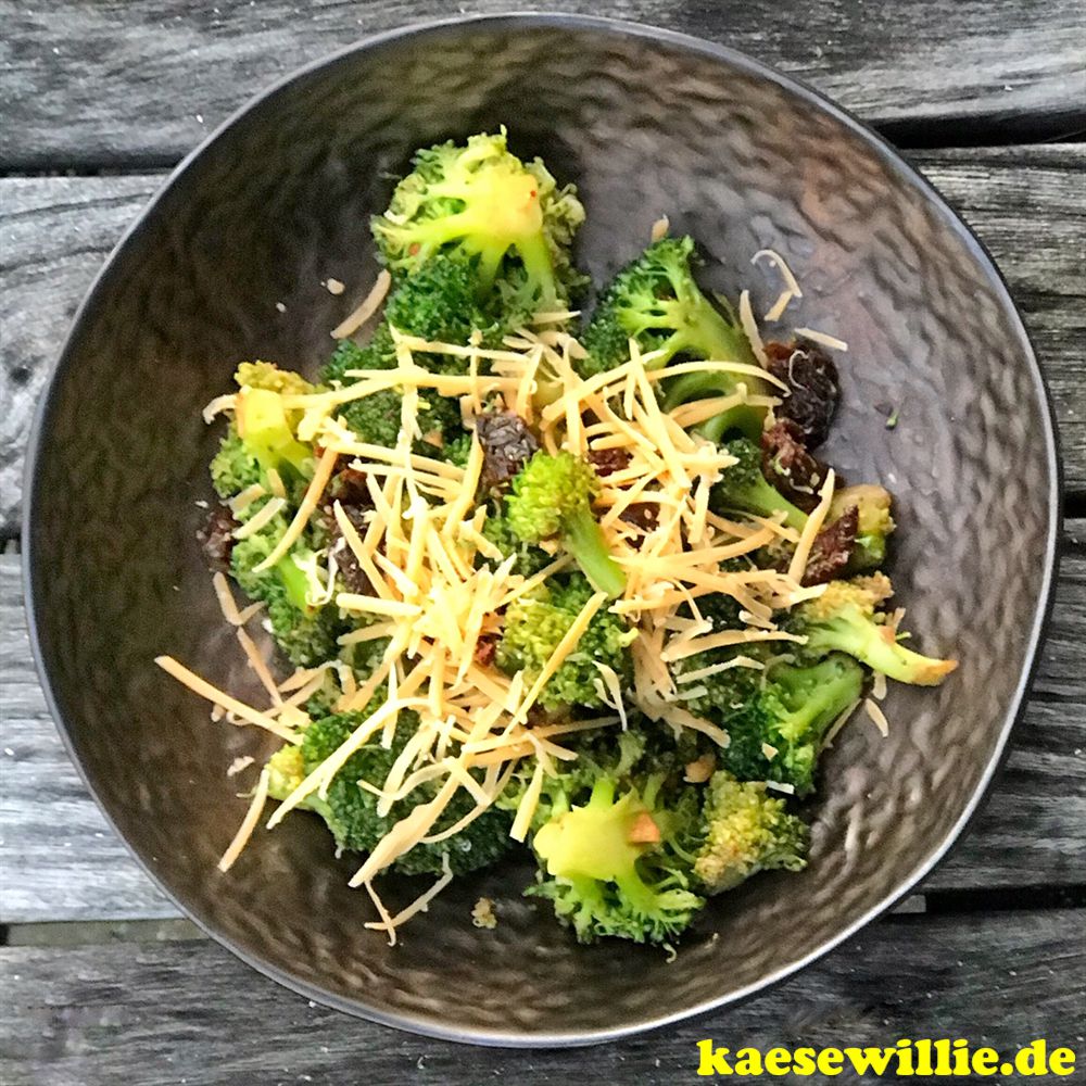 Brokkoli-Salat mit getrocknete Tomaten & Klaverkaas