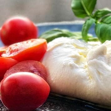Burrata mit Tomaten und Basilikum